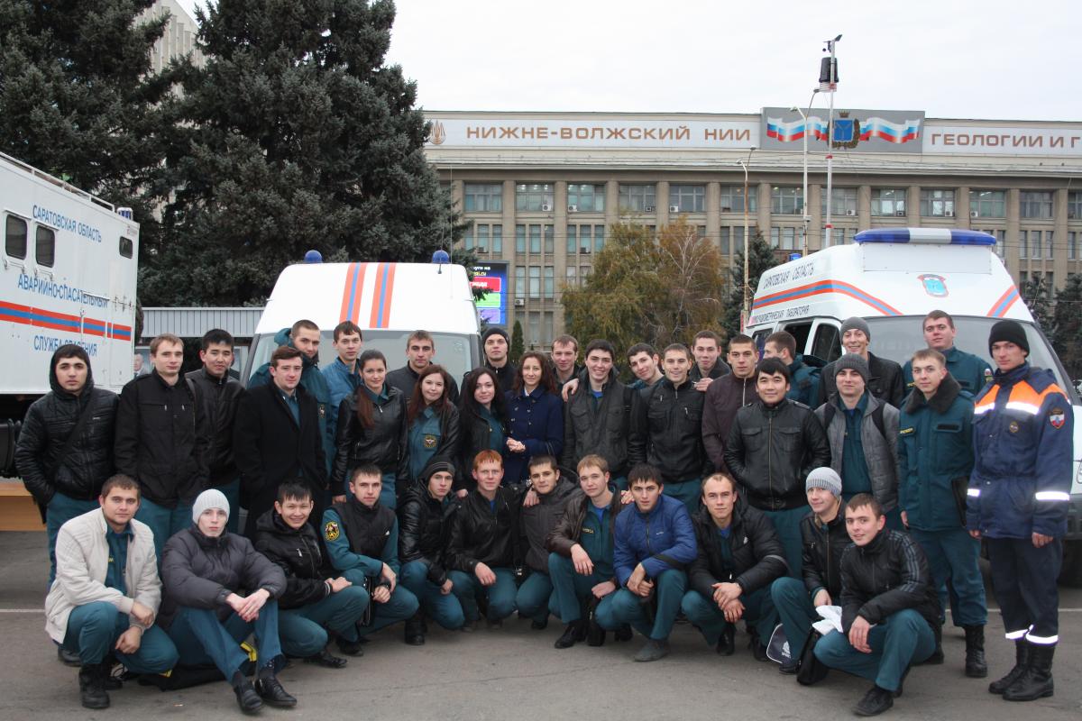 На Театральной площади сотрудники МЧС тушили пожар, обезвреживали взрывчатое вещество  и искали человека