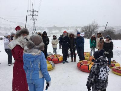 Сегодня на Кумысной поляне в Корольковом саду прошел молодежный праздник – массовые катания на санках «Поехали»