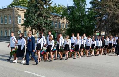 Торжественное возложение цветов